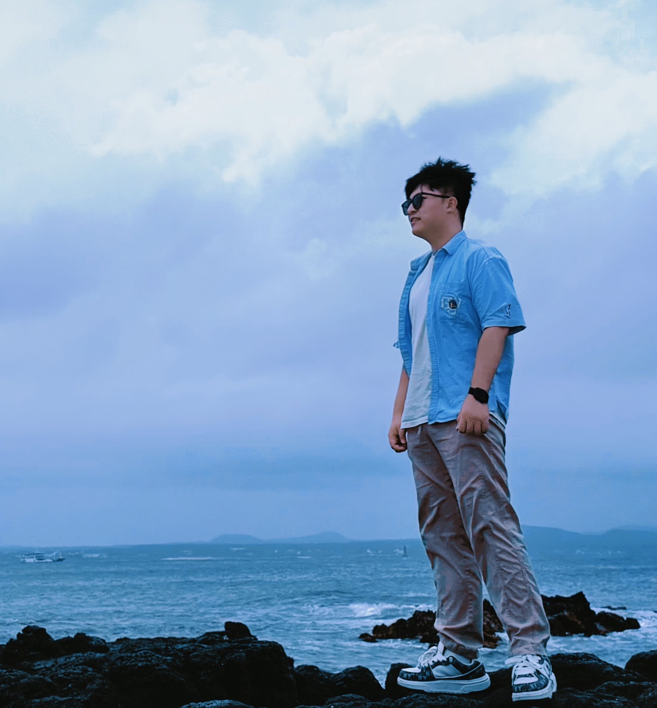 Boyan Li standing by the sea